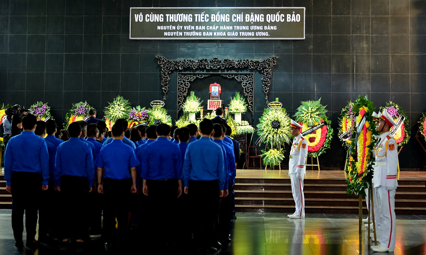 Đoàn đại biểu T.Ư Đoàn đã dâng hương kính cẩn nghiêng mình, bày tỏ niềm tiếc thương Thiếu tướng Đặng Quốc Bảo. Đoàn đại biểu T.Ư Đoàn đã dâng hương kính cẩn nghiêng mình, bày tỏ niềm tiếc thương Thiếu tướng Đặng Quốc Bảo.