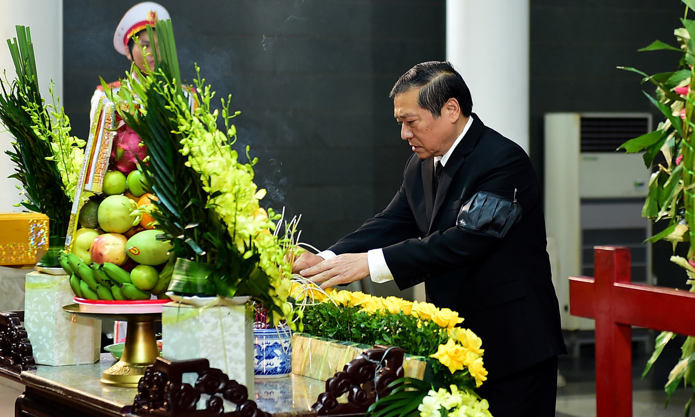 Đoàn Ban Tuyên giáo T.Ư Đảng do đồng chí Lại Xuân Môn – Phó Trưởng ban thường trực Ban Tuyên giáo T.Ư Đảng, dẫn đầu vào viếng. Đoàn Ban Tuyên giáo T.Ư Đảng do đồng chí Lại Xuân Môn – Phó Trưởng ban thường trực Ban Tuyên giáo T.Ư Đảng, dẫn đầu vào viếng.