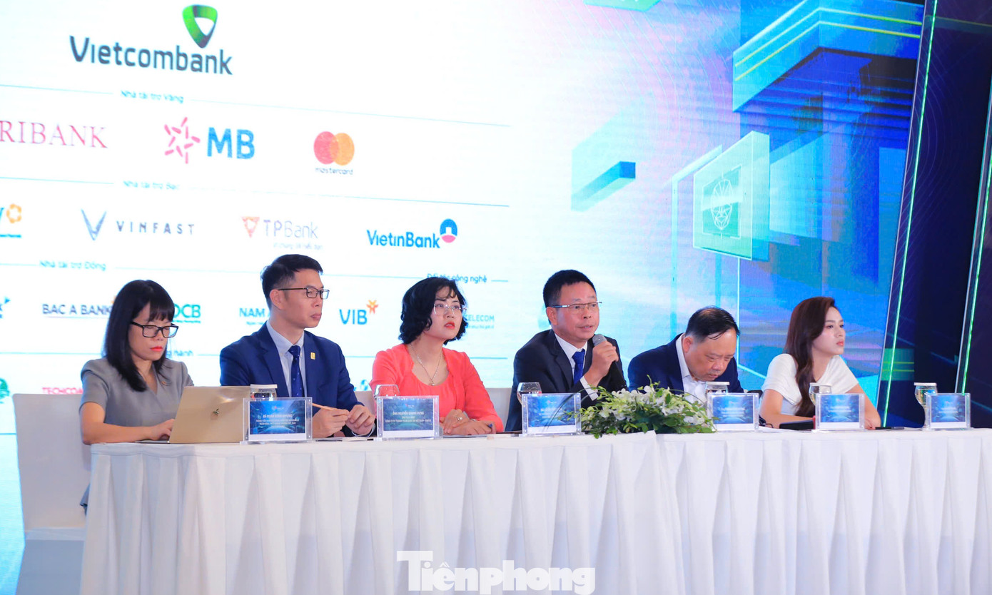 Nhà báo Phùng Công Sưởng chia sẻ trong chương trình. Nhà báo Phùng Công Sưởng chia sẻ trong chương trình.