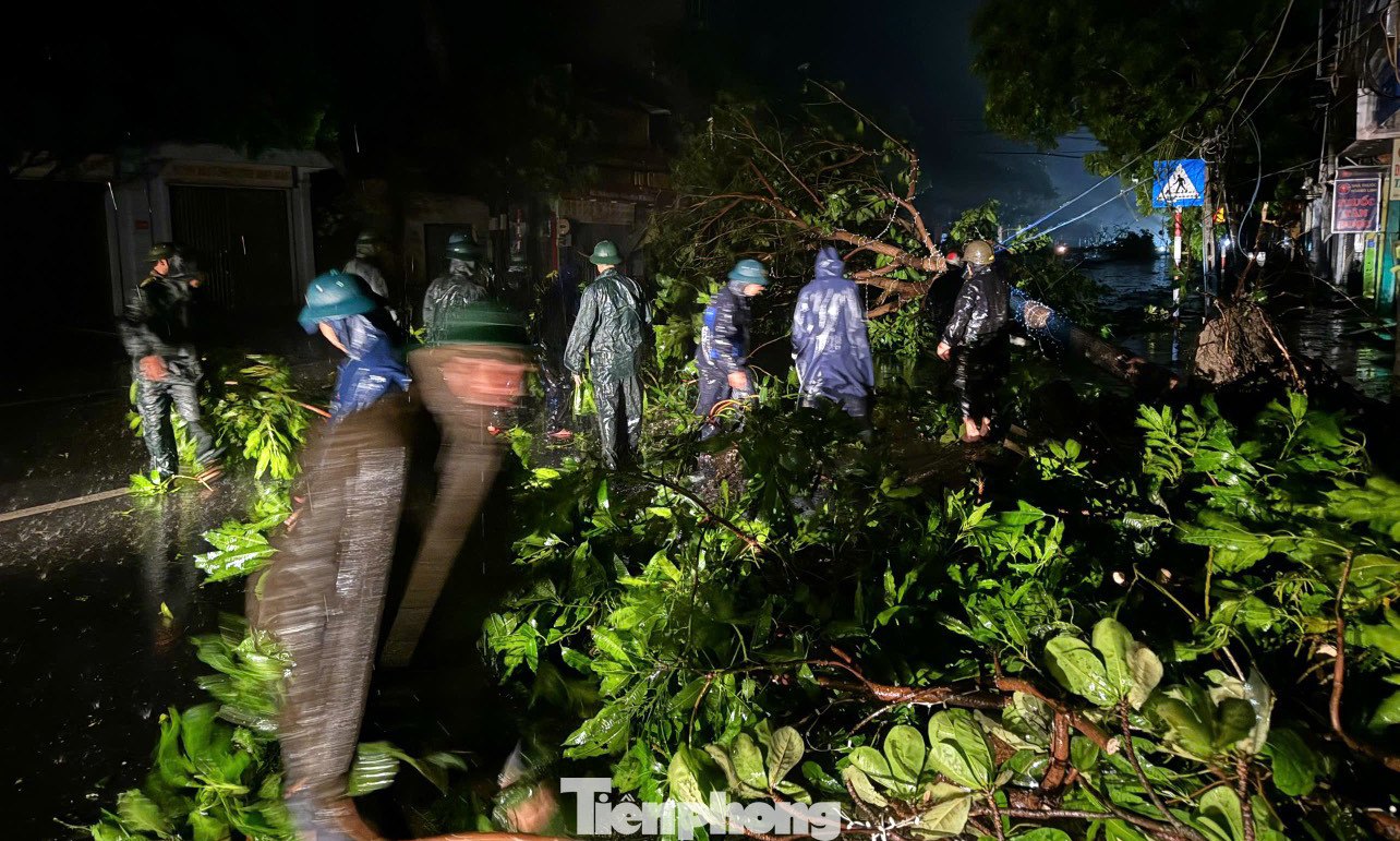 Ngay từ tối 7/9, sau khi bão càn quét, đoàn viên thanh niên đã tham gia cùng các lực lượng khắc phục hậu quả mưa bão. Ảnh: TĐTB Ngay từ tối 7/9, sau khi bão càn quét, đoàn viên thanh niên đã tham gia cùng các lực lượng khắc phục hậu quả mưa bão. Ảnh: TĐTB