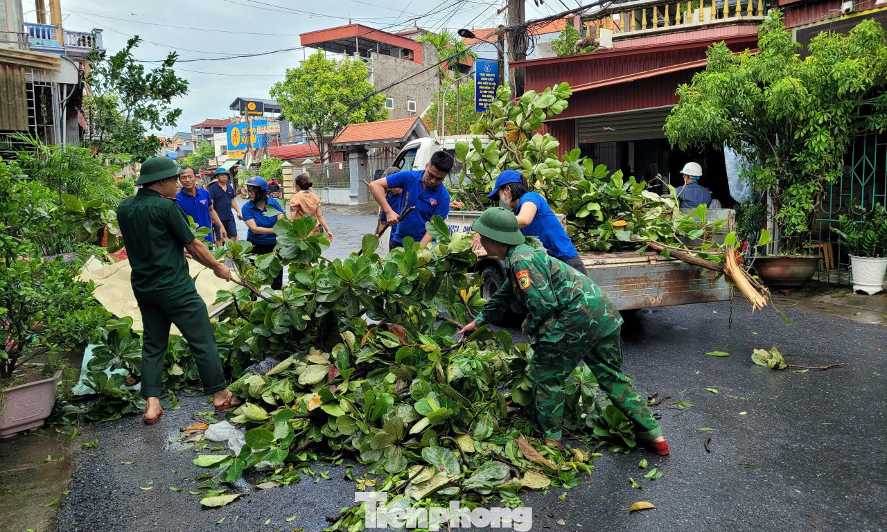 Đoàn viên thanh niên thu dọn cây gãy đổ sau bão YAGI. Ảnh: TĐTB Đoàn viên thanh niên thu dọn cây gãy đổ sau bão YAGI. Ảnh: TĐTB