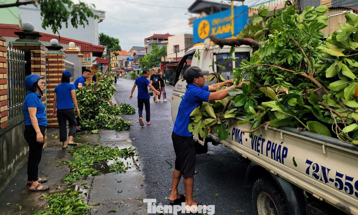 Đoàn viên thanh niên thu dọn cây gãy đổ sau bão YAGI. Ảnh: TĐTB Đoàn viên thanh niên thu dọn cây gãy đổ sau bão YAGI. Ảnh: TĐTB