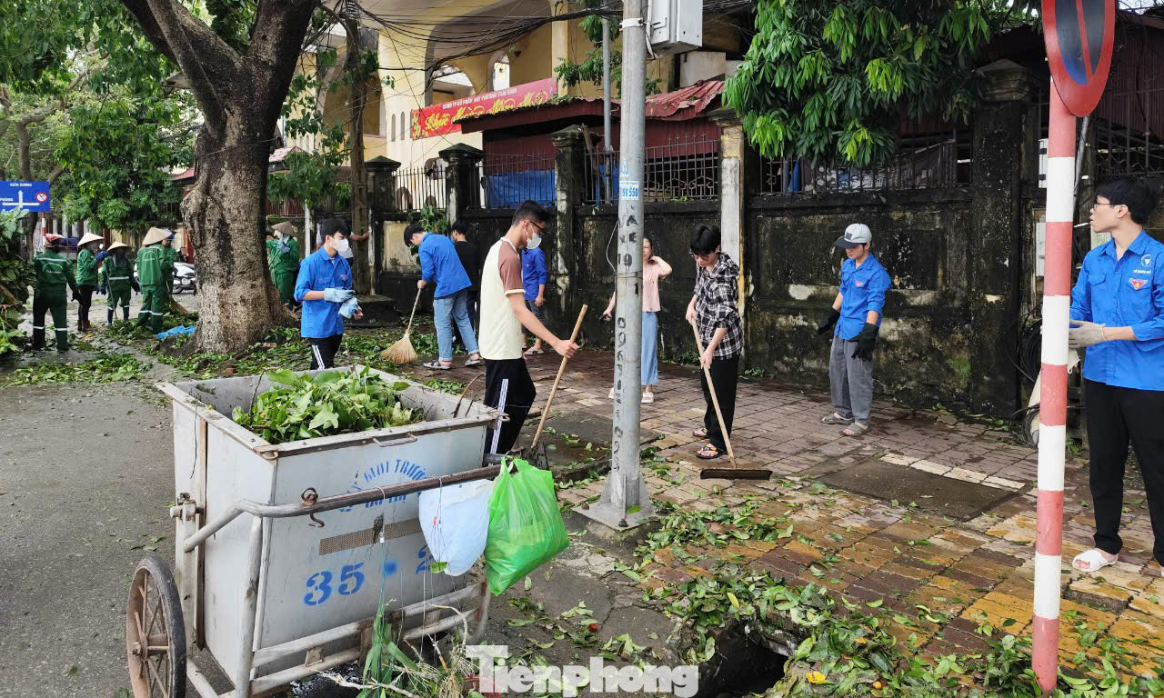 Đoàn viên thanh niên thu dọn cây gãy đổ sau bão YAGI. Ảnh: TĐTB Đoàn viên thanh niên thu dọn cây gãy đổ sau bão YAGI. Ảnh: TĐTB