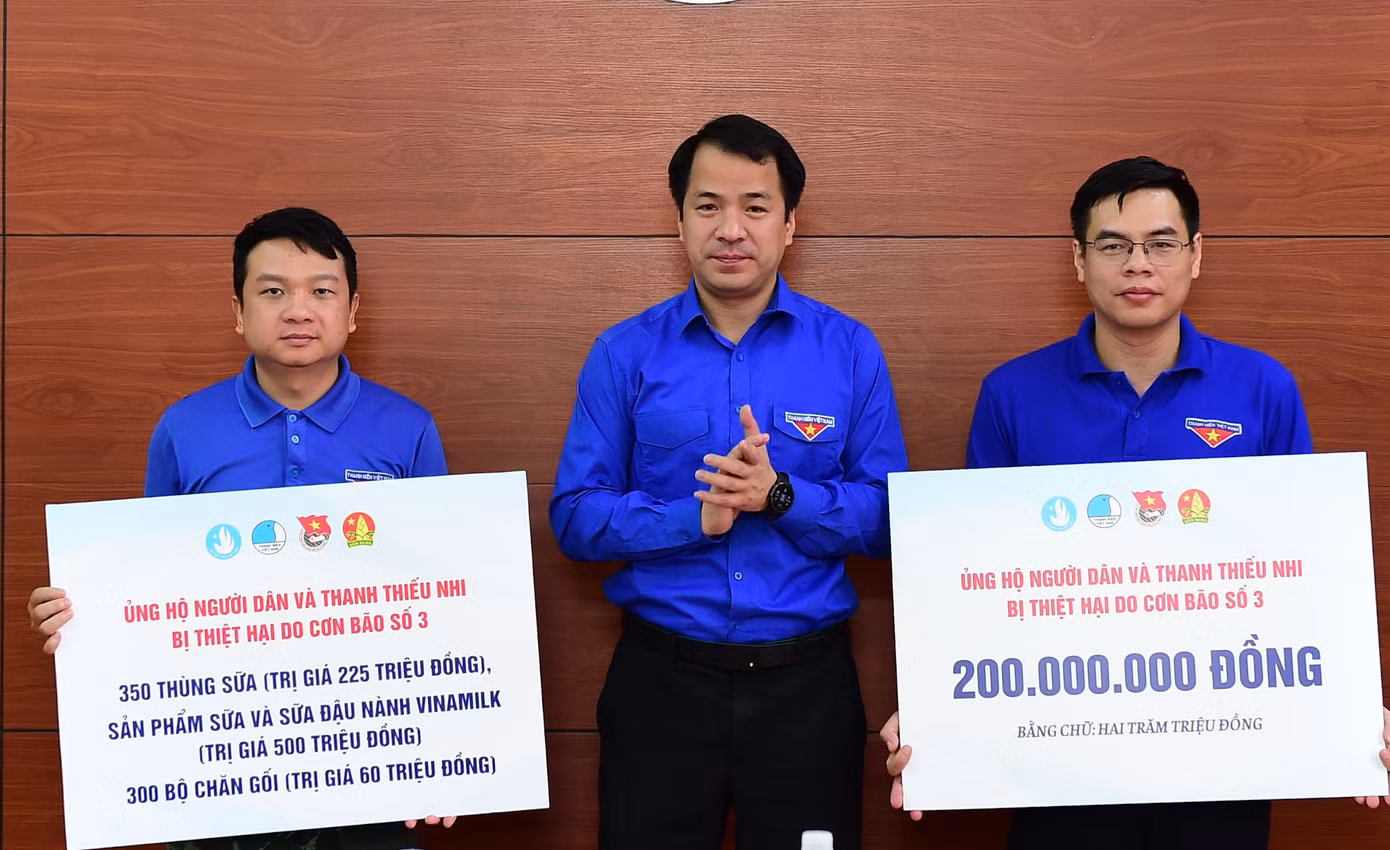 Anh Ngô Văn Cương trao biển tượng trưng nguồn lực hỗ trợ khắc phục hậu quả mưa lũ. Ảnh: Xuân Tùng Anh Ngô Văn Cương trao biển tượng trưng nguồn lực hỗ trợ khắc phục hậu quả mưa lũ. Ảnh: Xuân Tùng