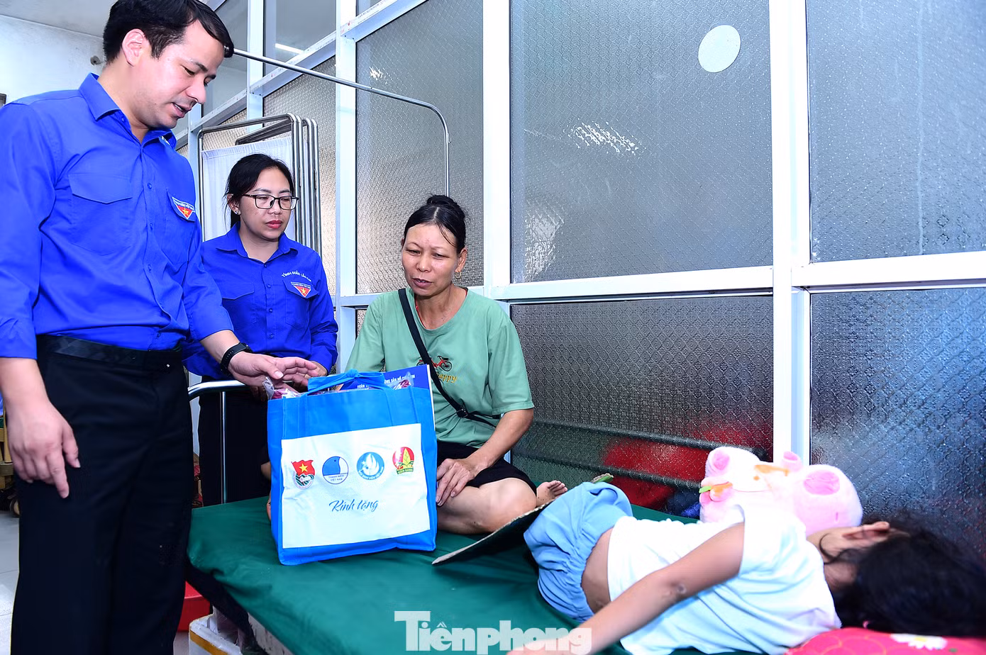 Anh Ngô Văn Cương tặng quà, động viên thanh thiếu niên bị thương trong lũ quét ở thôn Làng Nủ đang điều trị tại bệnh viện đa khoa huyện Bảo Yên. Ảnh: Xuân Tùng