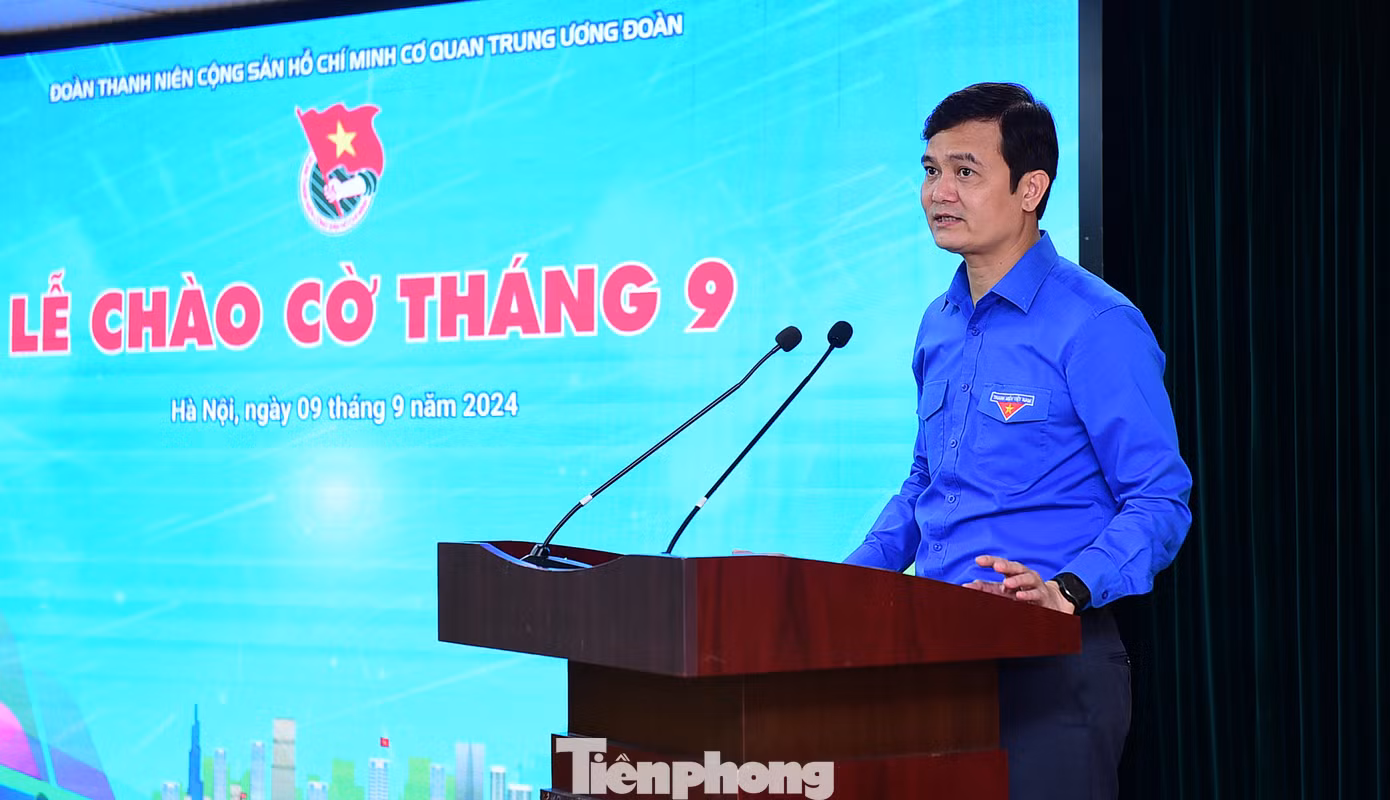 Anh Bùi Quang Huy phát biểu tại lễ chào cờ tháng 9. Ảnh: Xuân Tùng