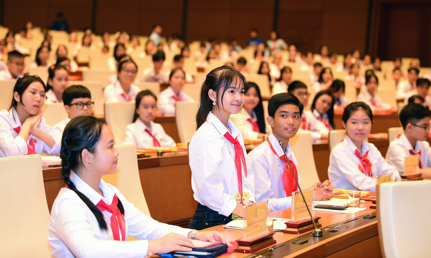 Cũng tại hội trường Diên Hồng, các đại biểu trẻ em đã có trải nghiệm thú vị khi được hướng dẫn sử dụng thiết bị điện tử.