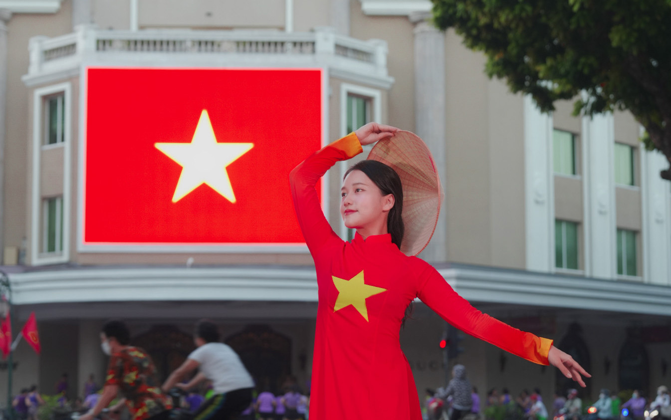 Các bạn trẻ thể hiện tinh thần yêu nước tự hào dân tộc với cờ đỏ sao vàng.