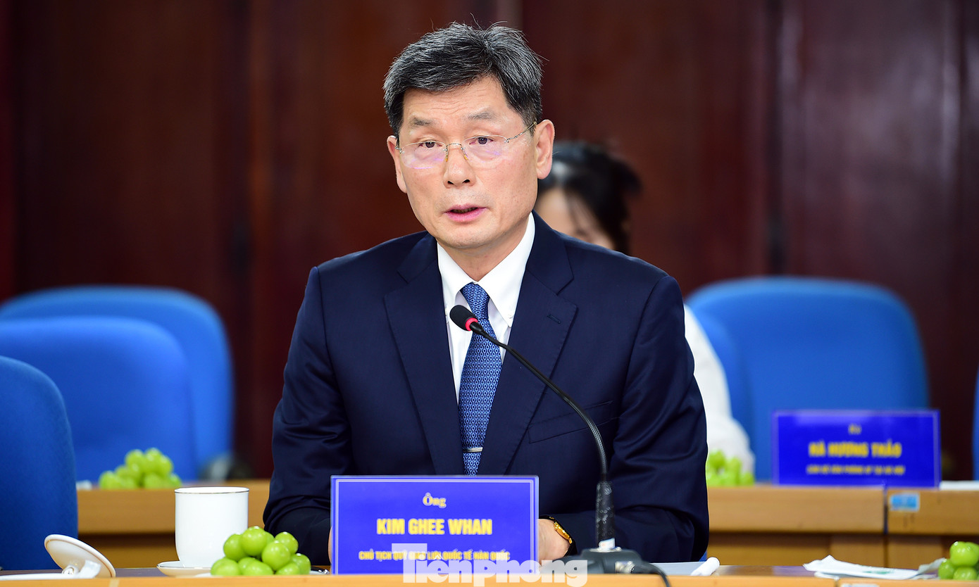 Ông Gheewhan Kim trao đổi tại buổi làm việc. Ảnh: Xuân Tùng
