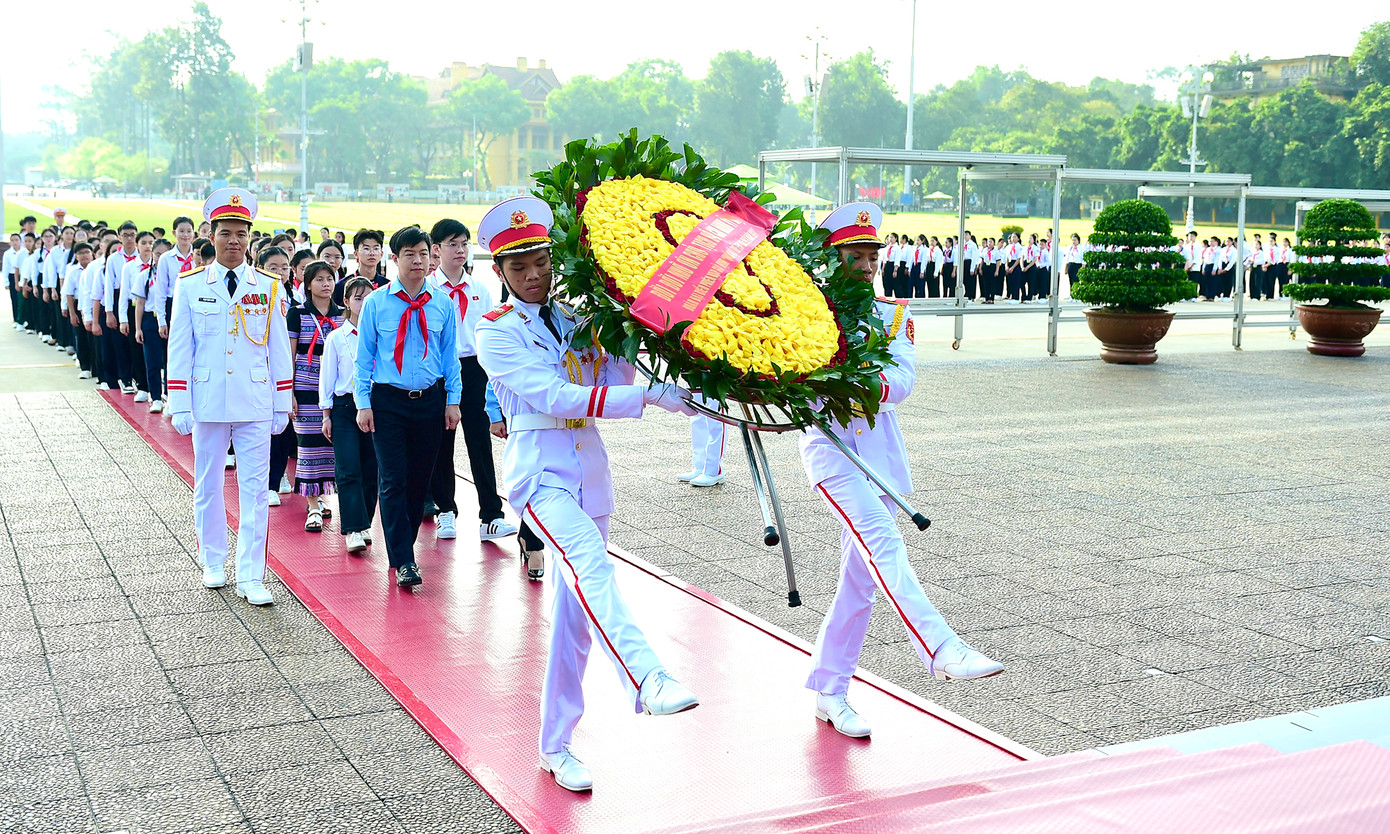 Đoàn đại biểu đặt vòng hoa mang dòng chữ "Đời đời nhớ ơn Chủ tịch Hồ Chí Minh" và vào Lăng viếng Chủ tịch Hồ Chí Minh.