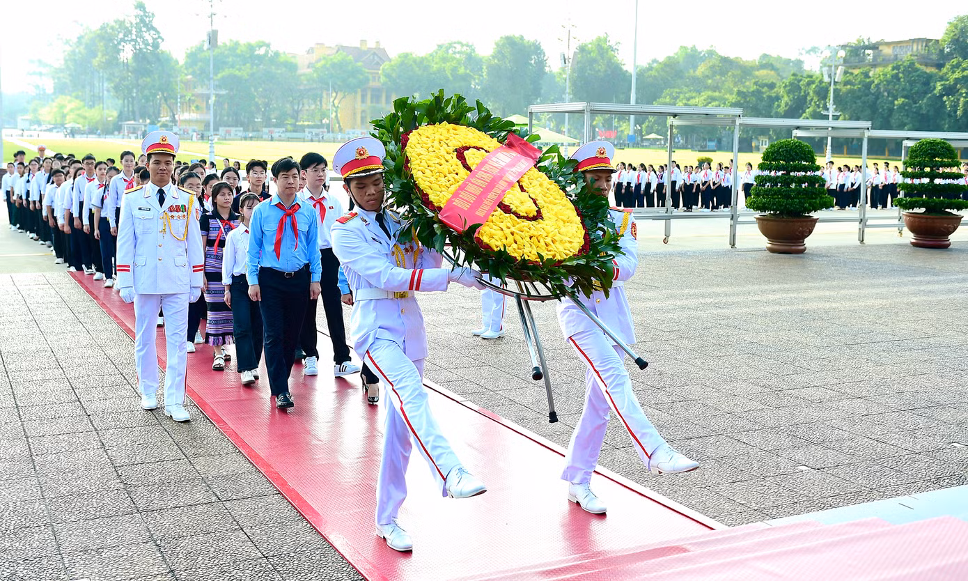 Đoàn đại biểu đặt vòng hoa mang dòng chữ "Đời đời nhớ ơn Chủ tịch Hồ Chí Minh" và vào Lăng viếng Chủ tịch Hồ Chí Minh. Đoàn đại biểu đặt vòng hoa mang dòng chữ "Đời đời nhớ ơn Chủ tịch Hồ Chí Minh" và vào Lăng viếng Chủ tịch Hồ Chí Minh.