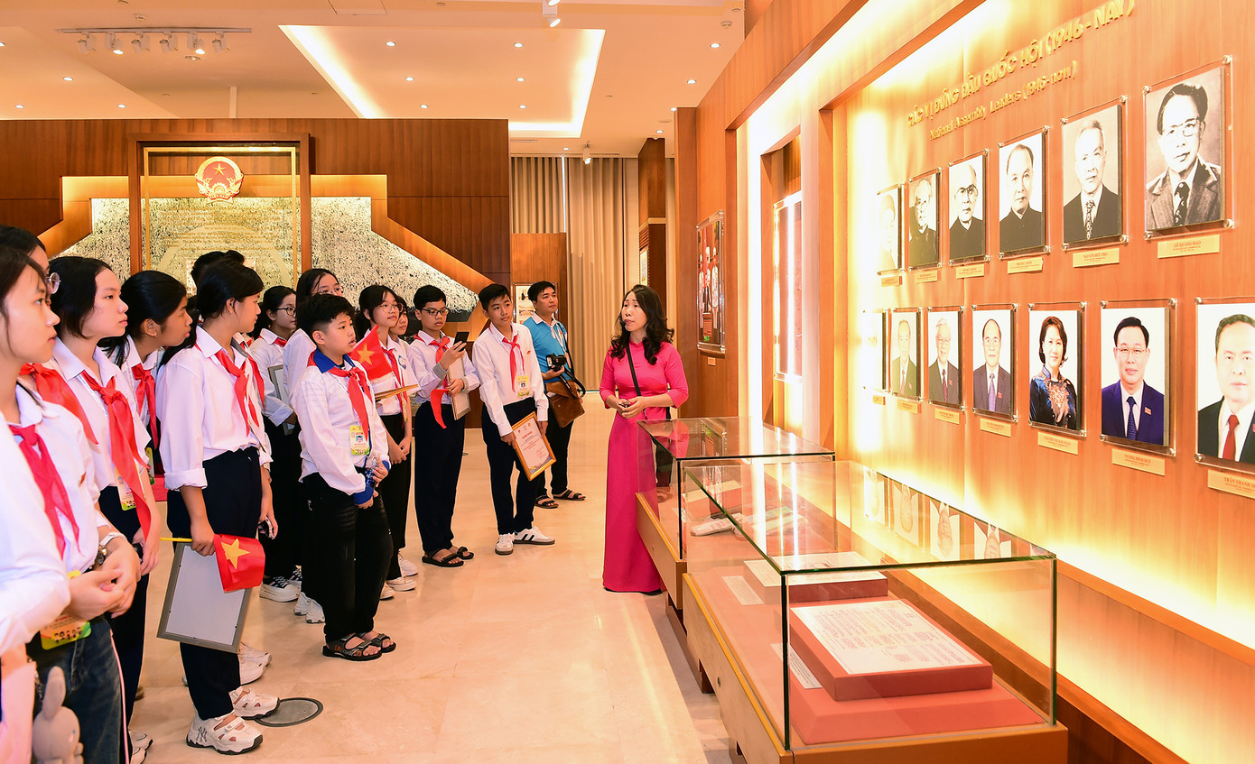 Bảo tàng toạ lạc trong Nhà Quốc hội – nơi làm việc của Quốc hội, cơ quan đại biểu cao nhất của nhân dân, cơ quan quyền lực Nhà nước cao nhất của nước ta. Nhà Quốc hội có mặt chính diện hướng Tây giáp đường Độc Lập, nhìn ra Quảng trường Ba Đình; mặt phía Bắc giáp đường Hoàng Văn Thụ, đối diện Trụ sở Văn phòng Trung ương Đảng; mặt phía Đông giáp đường Hoàng Diệu, đối diện Khu di sản Trung tâm Hoàng thành Thăng Long; phía Nam giáp đường Bắc Sơn, đối diện Trụ sở Bộ Ngoại giao.