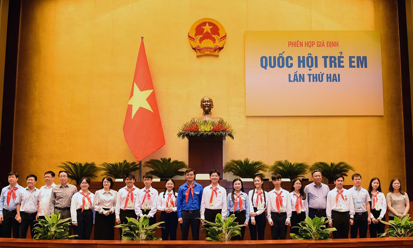 Các đại biểu chụp ảnh với đại biểu phiên họp giả định "Quốc hội trẻ em". Ảnh: Xuân Tùng Các đại biểu chụp ảnh với đại biểu phiên họp giả định "Quốc hội trẻ em". Ảnh: Xuân Tùng