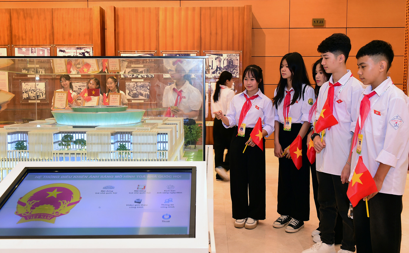 Tham quan Bảo tàng, các em đã được nghe giới thiệu về nhiều hiện vật được trưng bày tại đây, như: Hình ảnh Chủ tịch Hồ Chí Minh, Chủ tịch Quốc hội qua các nhiệm kỳ; mô hình của Tòa nhà Quốc hội; các văn bản luật có tính lịch sử được Quốc hội ban hành; những hoạt động nổi bật của Quốc hội theo chiều dài của lịch sử và hiện tại...