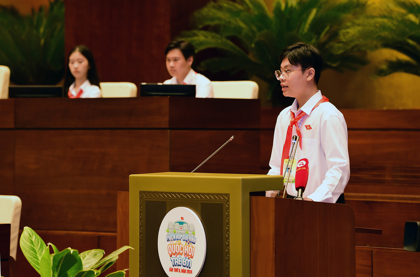 Chủ tịch “Quốc hội trẻ em” Lê Gia Vinh phát biểu khai mạc phiên họp. Ảnh: Xuân Tùng