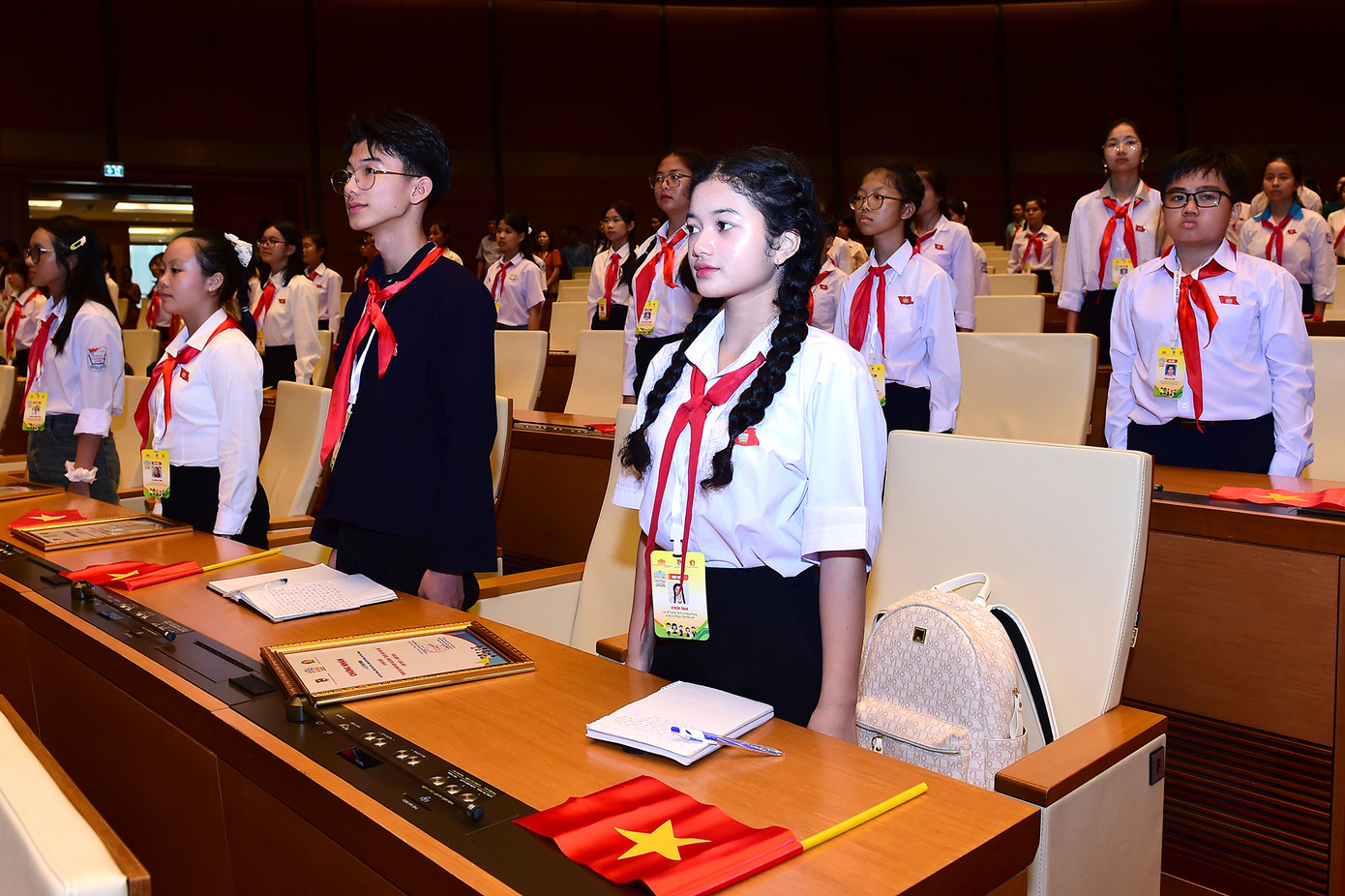 Các đại biểu thực hiện nghi lễ chào cờ mở đầu phiên khai mạc chương trình phiên họp giả định "Quốc hội trẻ em". Ảnh: Xuân Tùng