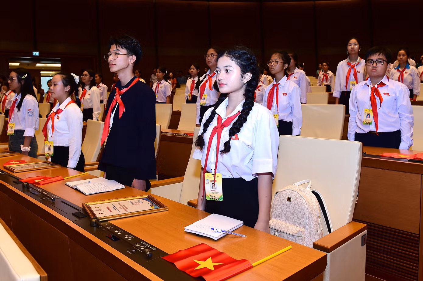 Các đại biểu thực hiện nghi lễ chào cờ mở đầu phiên khai mạc chương trình phiên họp giả định "Quốc hội trẻ em". Ảnh: Xuân Tùng Các đại biểu thực hiện nghi lễ chào cờ mở đầu phiên khai mạc chương trình phiên họp giả định "Quốc hội trẻ em". Ảnh: Xuân Tùng