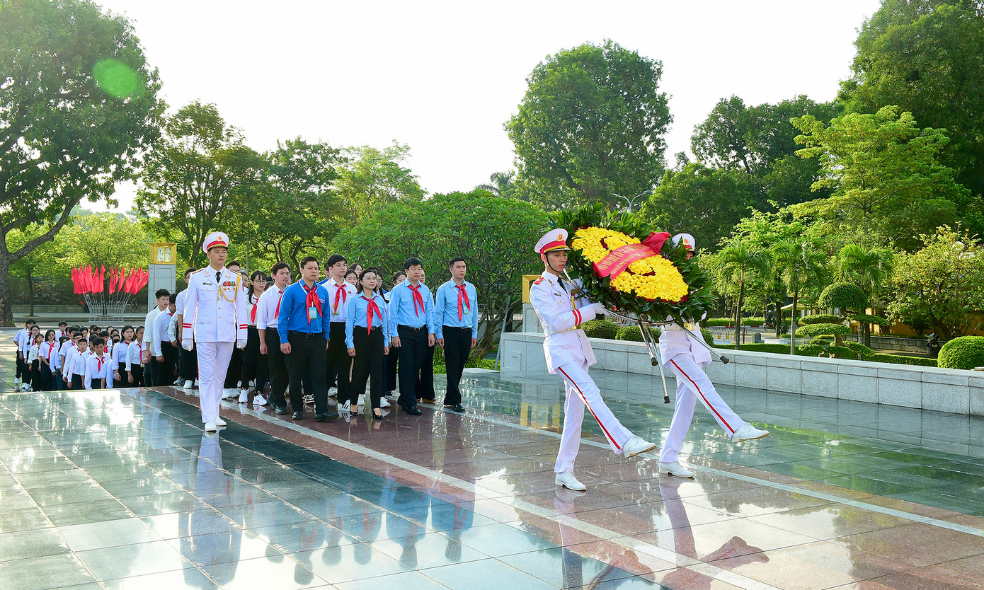 Đoàn đại biểu Phiên họp giả định "Quốc hội trẻ em" lần thứ II, năm 2024 dâng hương và hoa tại Đài tưởng niệm các Anh hùng Liệt sĩ Bắc Sơn.