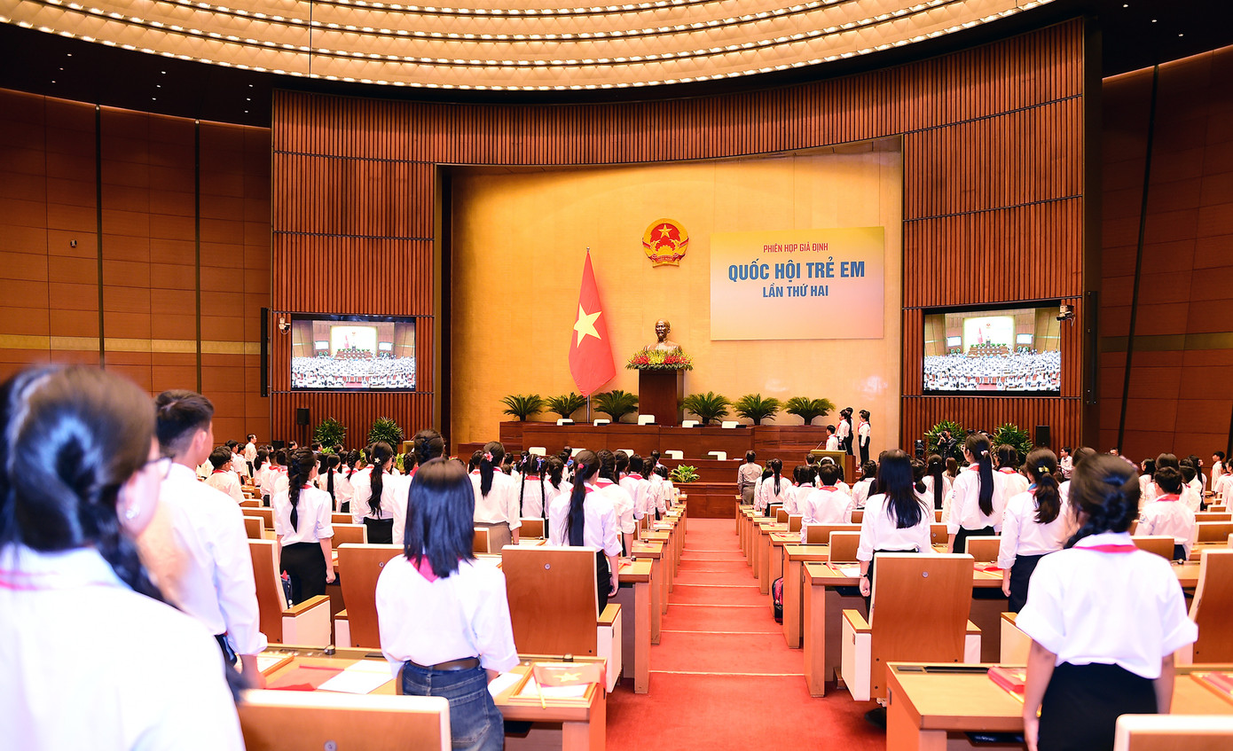 Các đại biểu thực hiện nghi lễ chào cờ mở đầu phiên khai mạc chương trình phiên họp giả định "Quốc hội trẻ em". Ảnh: Xuân Tùng