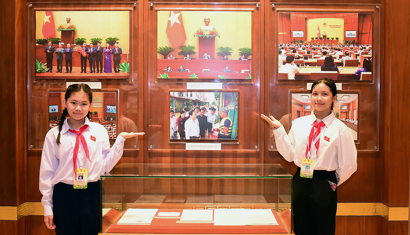 Tham quan Bảo tàng, các em đã được nghe giới thiệu về nhiều hiện vật được trưng bày tại đây, như: Hình ảnh Chủ tịch Hồ Chí Minh, Chủ tịch Quốc hội qua các nhiệm kỳ; mô hình của Tòa nhà Quốc hội; các văn bản luật có tính lịch sử được Quốc hội ban hành; những hoạt động nổi bật của Quốc hội theo chiều dài của lịch sử và hiện tại...