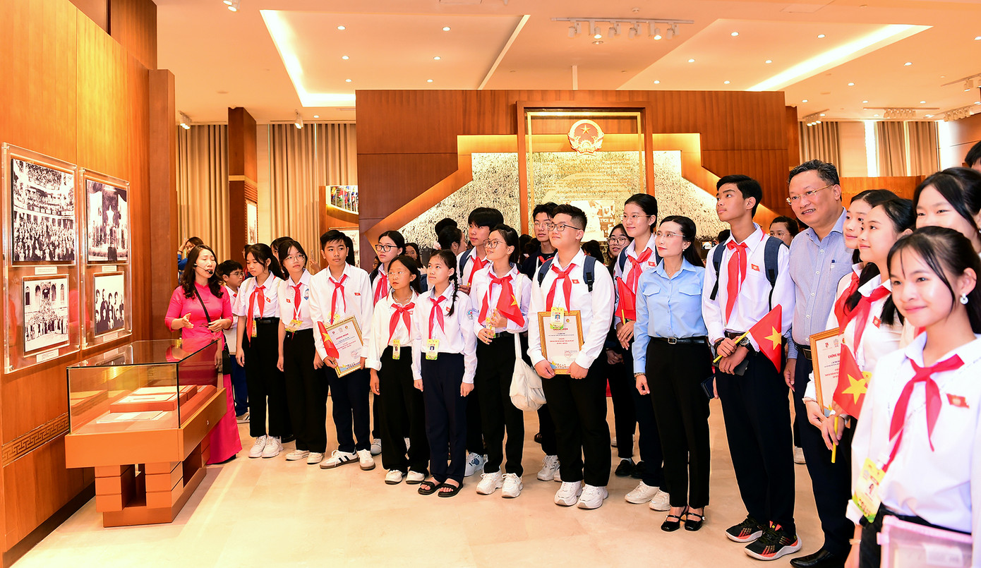 Tham gia đoàn có chị Nguyễn Phạm Duy Trang - Bí thư T.Ư Đoàn, Chủ tịch Hội đồng Đội T.Ư, Trưởng Ban Tổ chức; cùng 306 đại biểu là đội viên, thiếu nhi tiêu biểu đến từ 63 tỉnh, thành phố trong cả nước.