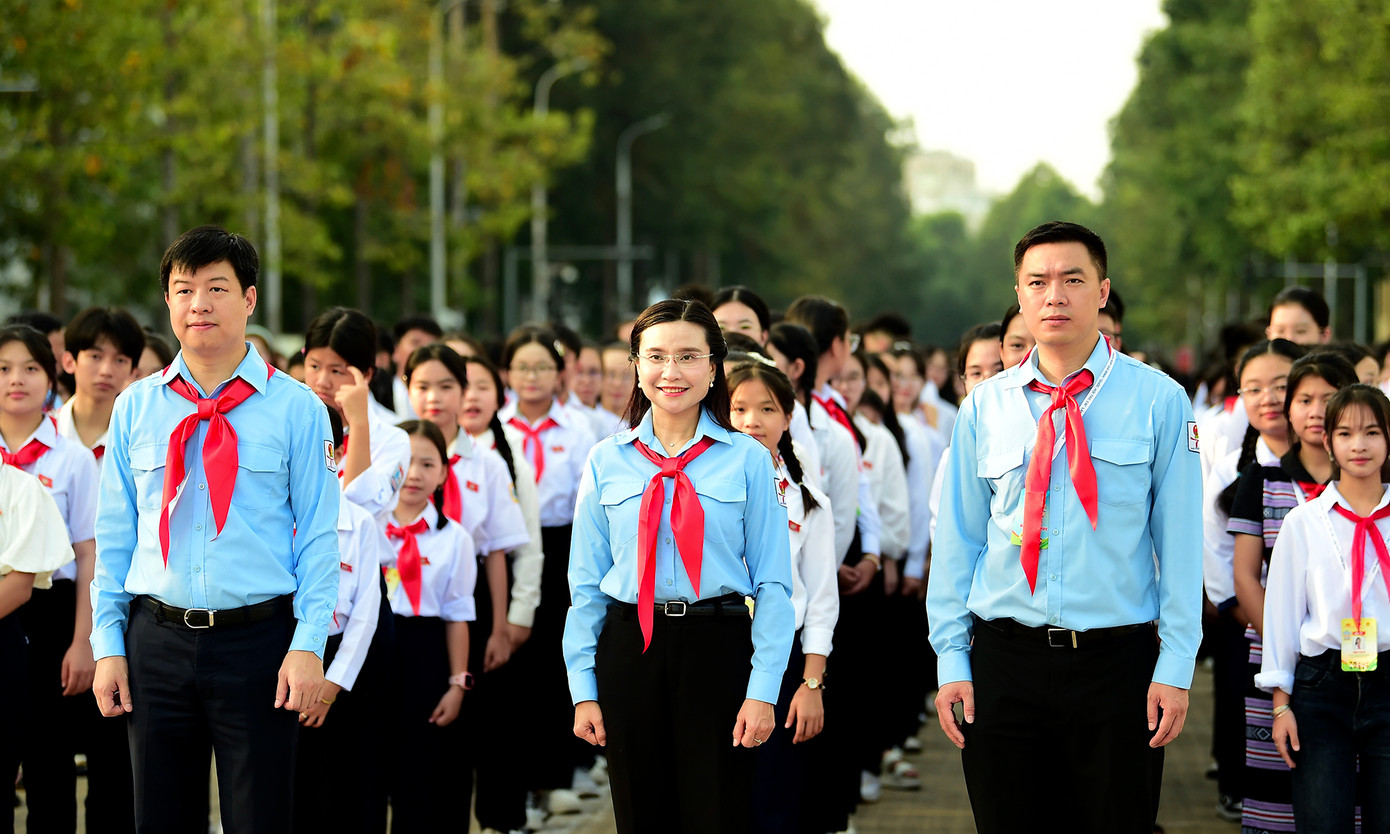 Đoàn đại biểu tề tựu tại Quảng trường Ba Đình, vào viếng Lăng Chủ tịch Hồ Chí Minh.
