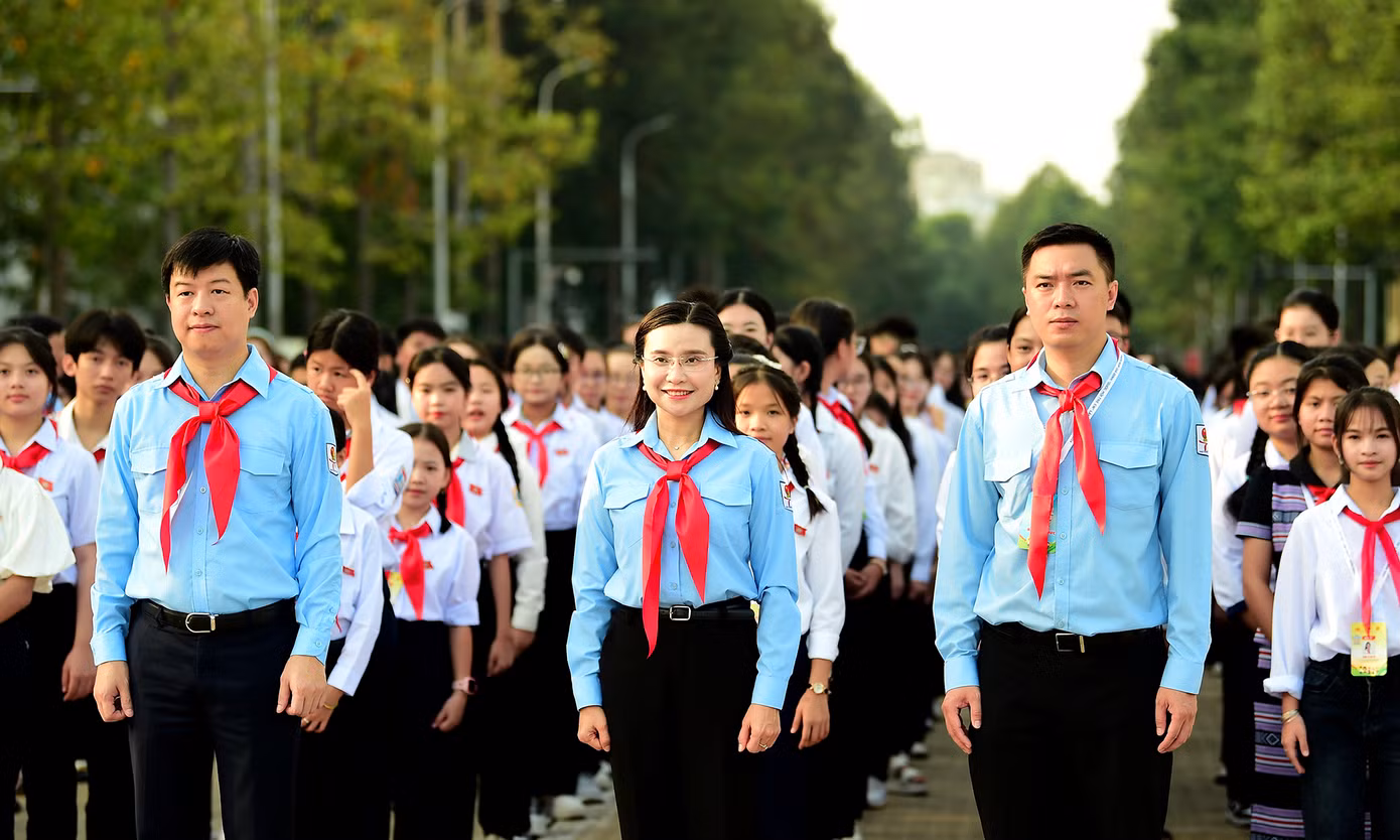 Đoàn đại biểu tề tựu tại Quảng trường Ba Đình, vào viếng Lăng Chủ tịch Hồ Chí Minh. Đoàn đại biểu tề tựu tại Quảng trường Ba Đình, vào viếng Lăng Chủ tịch Hồ Chí Minh.