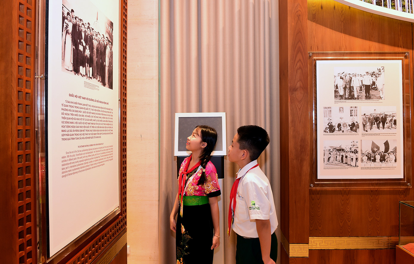 Tham quan Bảo tàng, các em đã được nghe giới thiệu về nhiều hiện vật được trưng bày tại đây, như: Hình ảnh Chủ tịch Hồ Chí Minh, Chủ tịch Quốc hội qua các nhiệm kỳ; mô hình của Tòa nhà Quốc hội; các văn bản luật có tính lịch sử được Quốc hội ban hành; những hoạt động nổi bật của Quốc hội theo chiều dài của lịch sử và hiện tại...