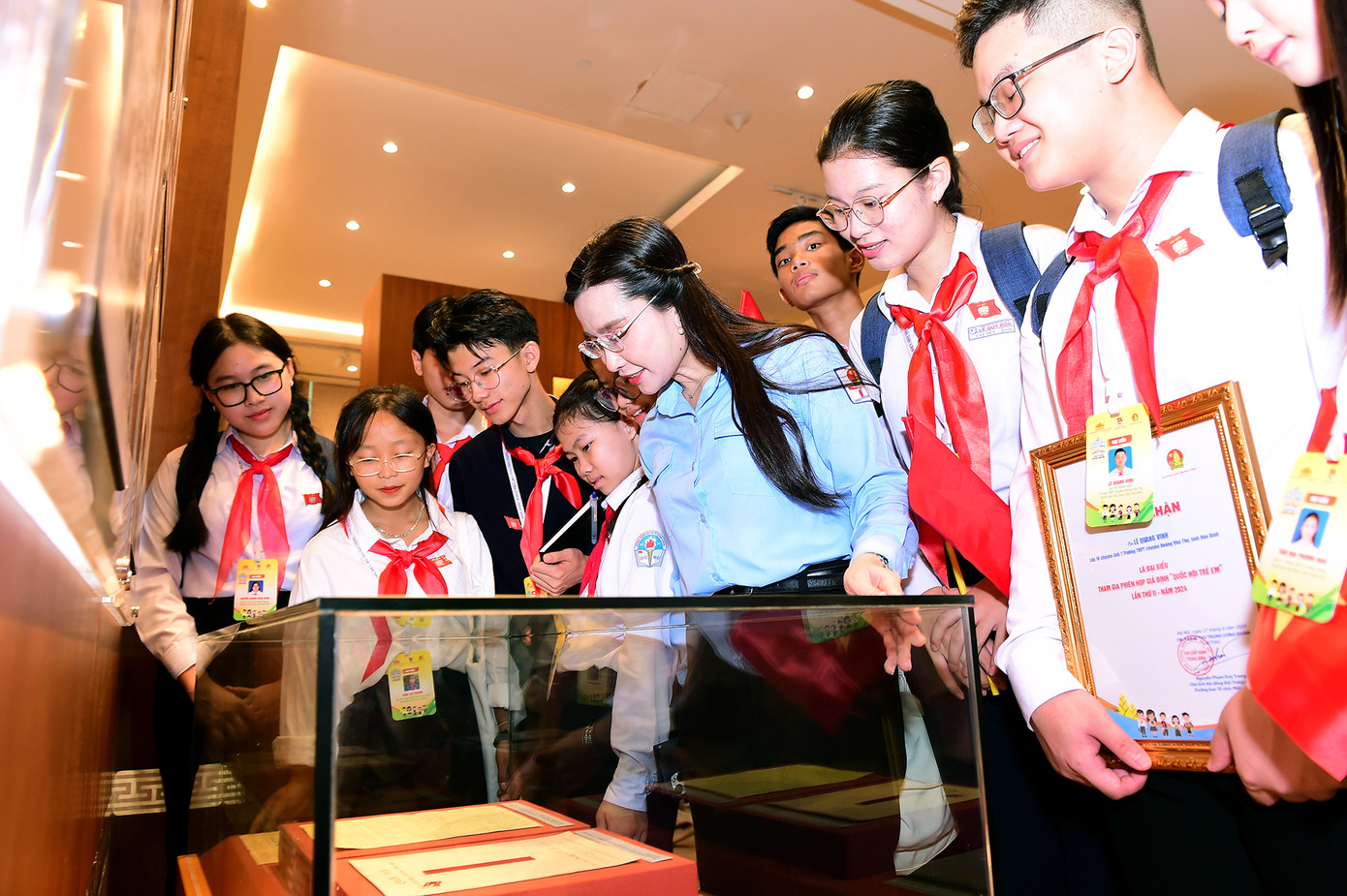 Tham quan Bảo tàng, các em đã được nghe giới thiệu về nhiều hiện vật được trưng bày tại đây, như: Hình ảnh Chủ tịch Hồ Chí Minh, Chủ tịch Quốc hội qua các nhiệm kỳ; mô hình của Tòa nhà Quốc hội; các văn bản luật có tính lịch sử được Quốc hội ban hành; những hoạt động nổi bật của Quốc hội theo chiều dài của lịch sử và hiện tại...