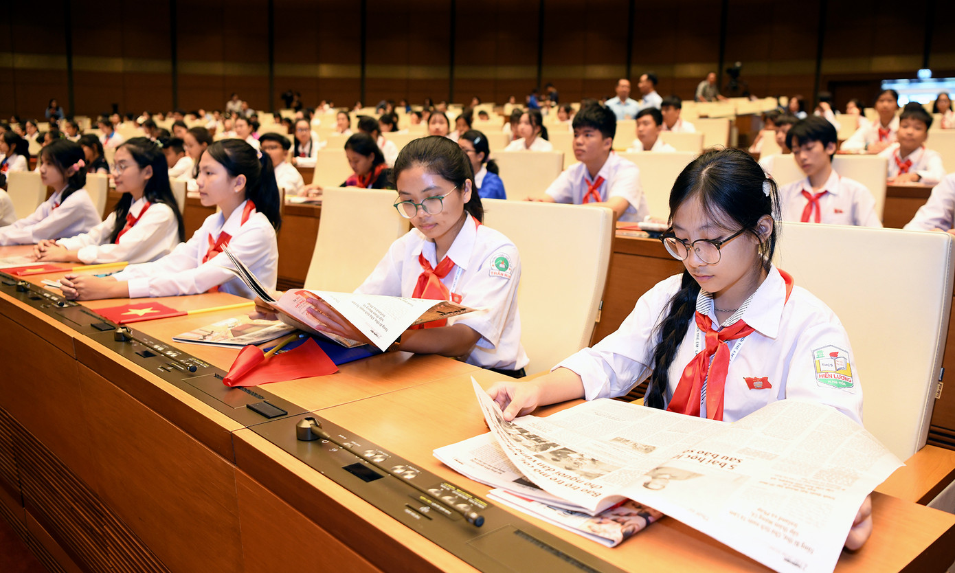 Các đại biểu đọc thông tin hoạt động của Phiên họp giả định "Quốc hội trẻ em" lần thứ II năm 2024 được phản ánh trên báo in Tiền Phong, Thanh Niên...