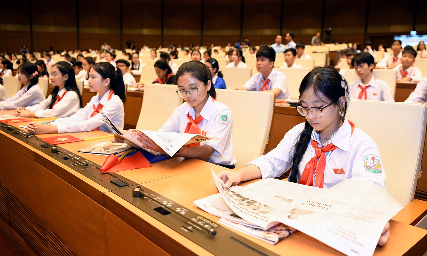 Các đại biểu đọc thông tin hoạt động của Phiên họp giả định "Quốc hội trẻ em" lần thứ II năm 2024 được phản ánh trên báo in Tiền Phong, Thanh Niên...