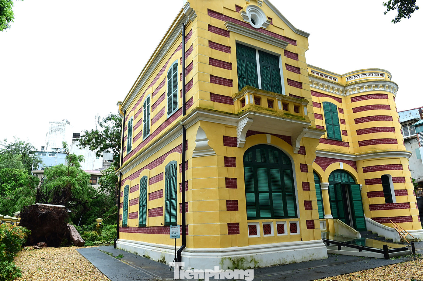 Toà biệt thự có hai mặt tiền là 49 phố Trần Hưng Đạo và 46 phố Hàng Bài, với diện tích xây dựng 174m2, nằm trong khuôn viên rộng 993m2. Đây là một trong số ít biệt thự Pháp cổ tại Hà Nội còn duy trì được không gian sân vườn rộng và các cây cổ thụ được bảo tồn nguyên trạng. Toà biệt thự có 2 tầng được sơn màu vàng và đỏ đậm. Bên trái bậc tam cấp dẫn vào nhà là một khoảng sân lắp kính cho khách tham quan hình dung được phần nền cũ, thấp hơn nửa mét so với mặt đất.