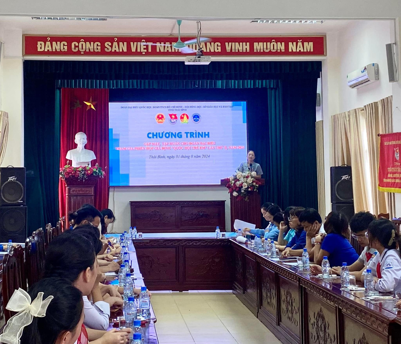 Các đại biểu và các em học sinh đã được nghe đại biểu Quốc hội khoá XV chia sẻ, giới thiệu về Quốc hội và kỹ năng cần thiết. Ảnh: TĐTB