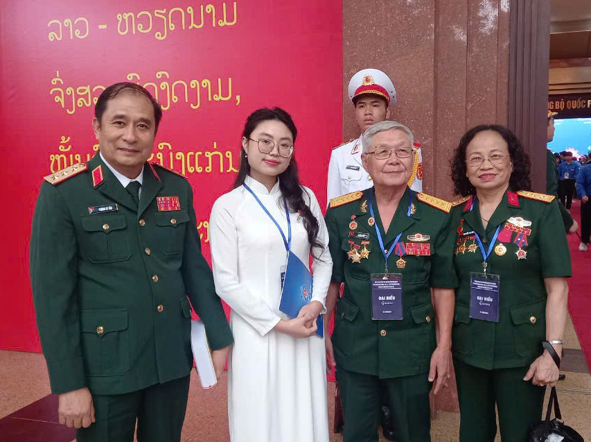 Gia Linh và ông bà nội (bên phải ảnh) tham dự chương trình. Ảnh: NVCC