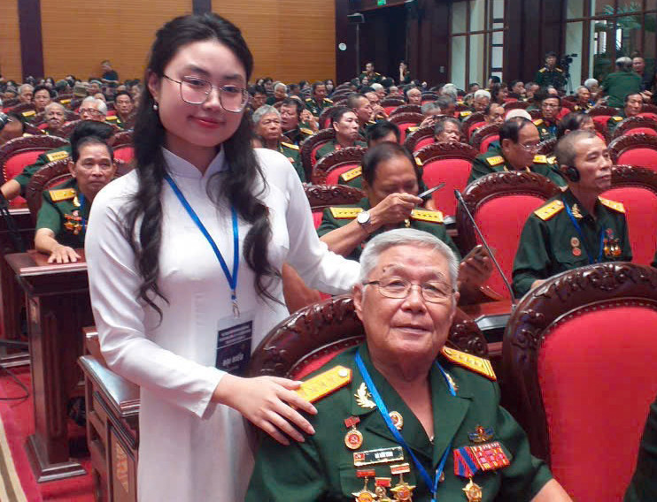 Gia Linh biết được nhiều câu chuyện về đất nước Lào từ ông bà nội. Ảnh: NVCC