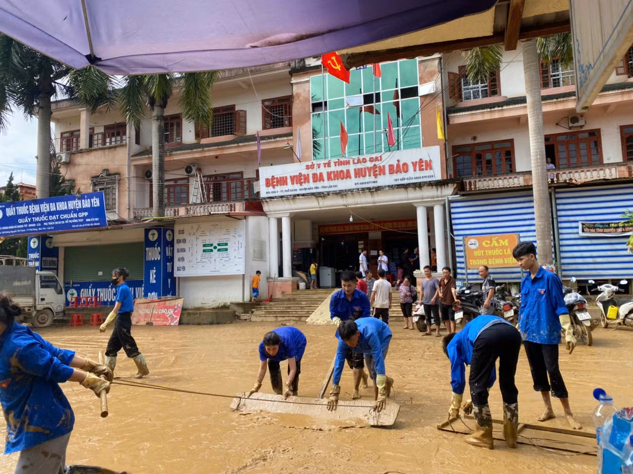 Đoàn viên, thanh niên tham gia khắc phục hậu quả mưa lũ. Ảnh: TĐLC Đoàn viên, thanh niên tham gia khắc phục hậu quả mưa lũ. Ảnh: TĐLC