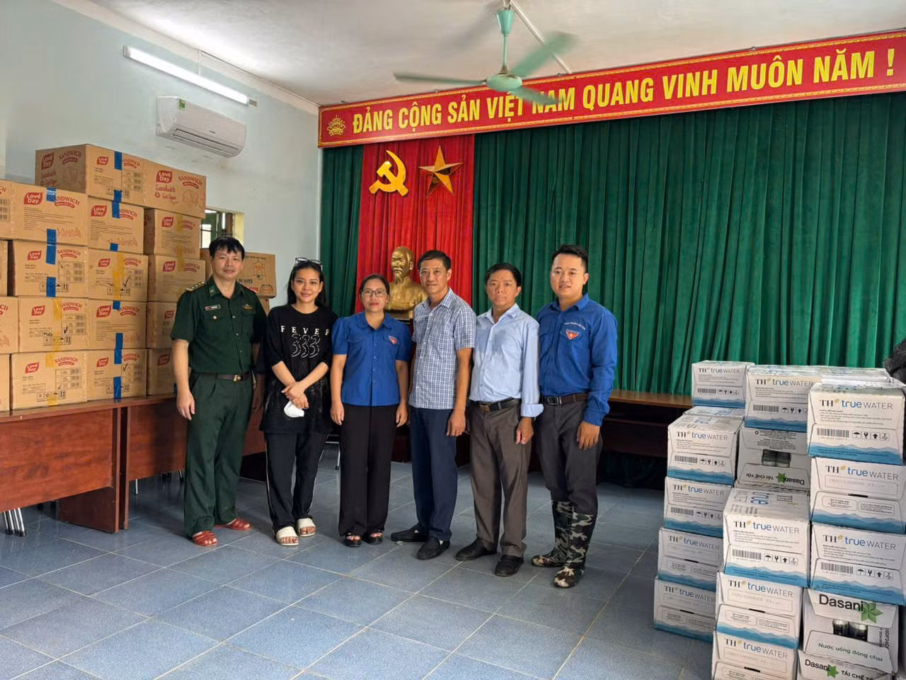 Chị Giàng Thị Mai - Bí thư Tỉnh Đoàn Lào Cai (thứ 3 từ trái sang) trao nhu yếu phẩm tại huyện Bát Xát vào ngày 12/9. Ảnh: TĐLC Chị Giàng Thị Mai - Bí thư Tỉnh Đoàn Lào Cai (thứ 3 từ trái sang) trao nhu yếu phẩm tại huyện Bát Xát vào ngày 12/9. Ảnh: TĐLC