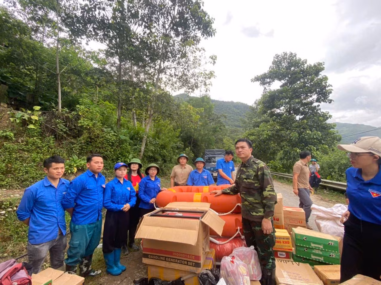 Nhu yếu phẩm được đoàn công tác chuyển vào Si Ma Cai. Nhu yếu phẩm được đoàn công tác chuyển vào Si Ma Cai.