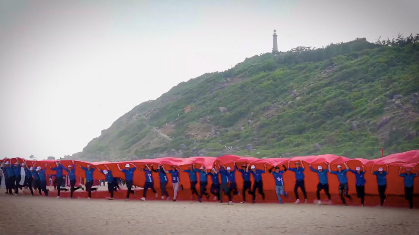 Hình ảnh trong lễ thượng cờ Tổ quốc trong trailer chào mừng Đại hội. Ảnh chụp màn hình Hình ảnh trong lễ thượng cờ Tổ quốc trong trailer chào mừng Đại hội. Ảnh chụp màn hình