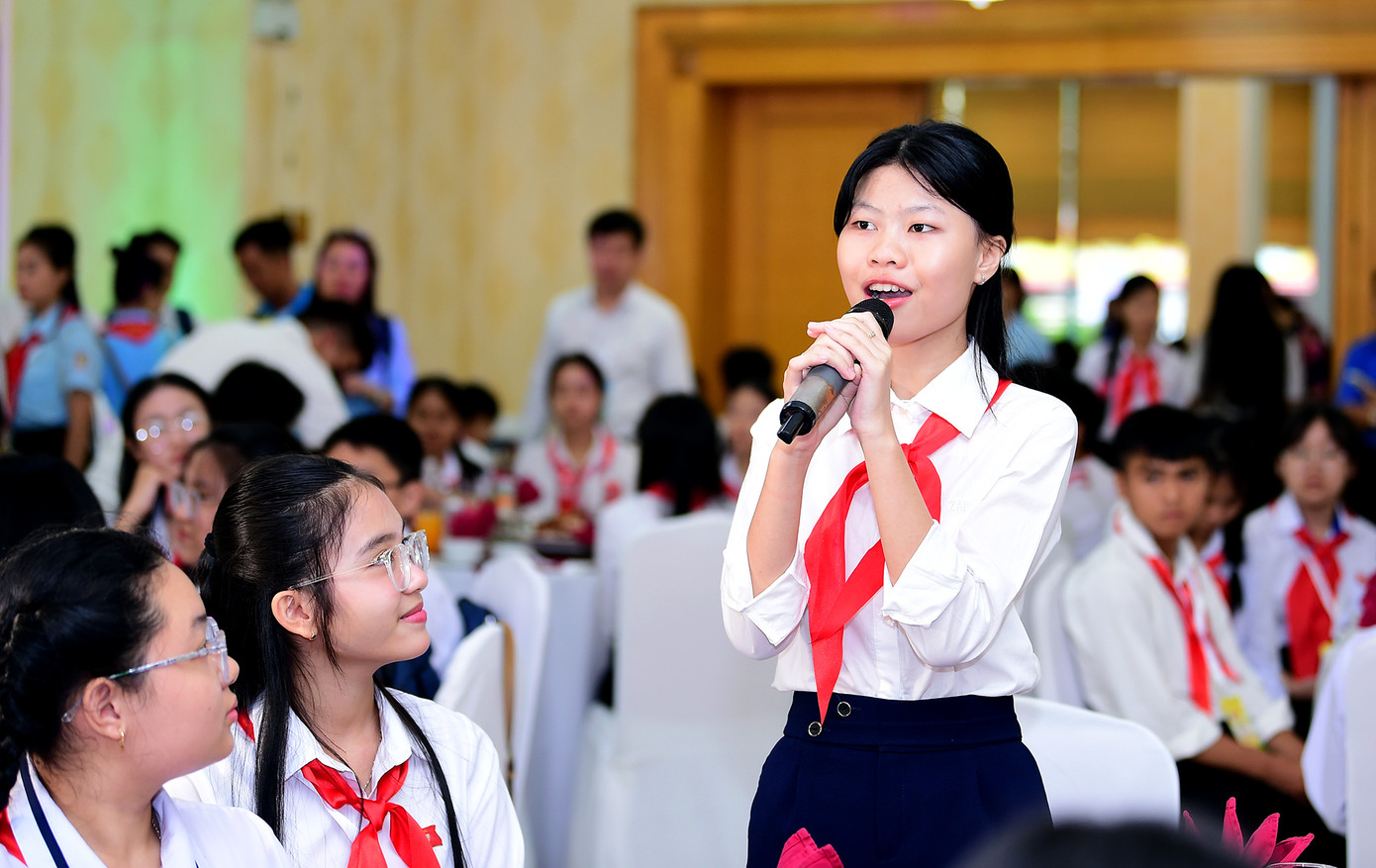 Các đại biểu trẻ em đặt câu hỏi, giao lưu tại chương trình.