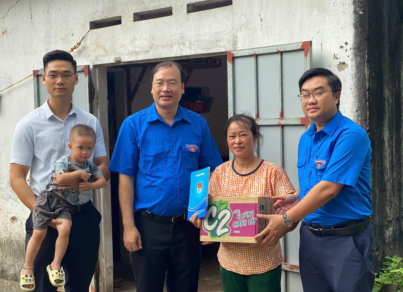 Tỉnh Đoàn Thái Bình tặng quà, hỗ trợ người dân phòng chống bão lũ trong ngày 6/9. Ảnh: TĐTB Tỉnh Đoàn Thái Bình tặng quà, hỗ trợ người dân phòng chống bão lũ trong ngày 6/9. Ảnh: TĐTB