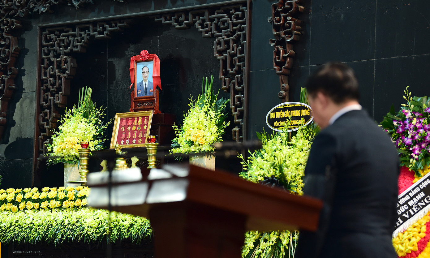 Các đại biểu và gia đình dành phút mặc niệm Thiếu tướng Đặng Quốc Bảo trong lễ truy điệu. Các đại biểu và gia đình dành phút mặc niệm Thiếu tướng Đặng Quốc Bảo trong lễ truy điệu.