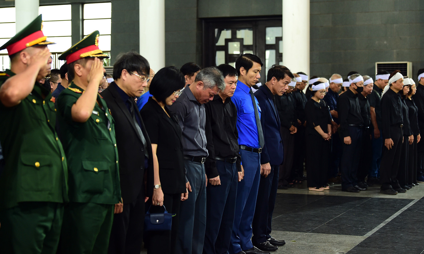 Các đại biểu và gia đình dành phút mặc niệm Thiếu tướng Đặng Quốc Bảo trong lễ truy điệu. Các đại biểu và gia đình dành phút mặc niệm Thiếu tướng Đặng Quốc Bảo trong lễ truy điệu.