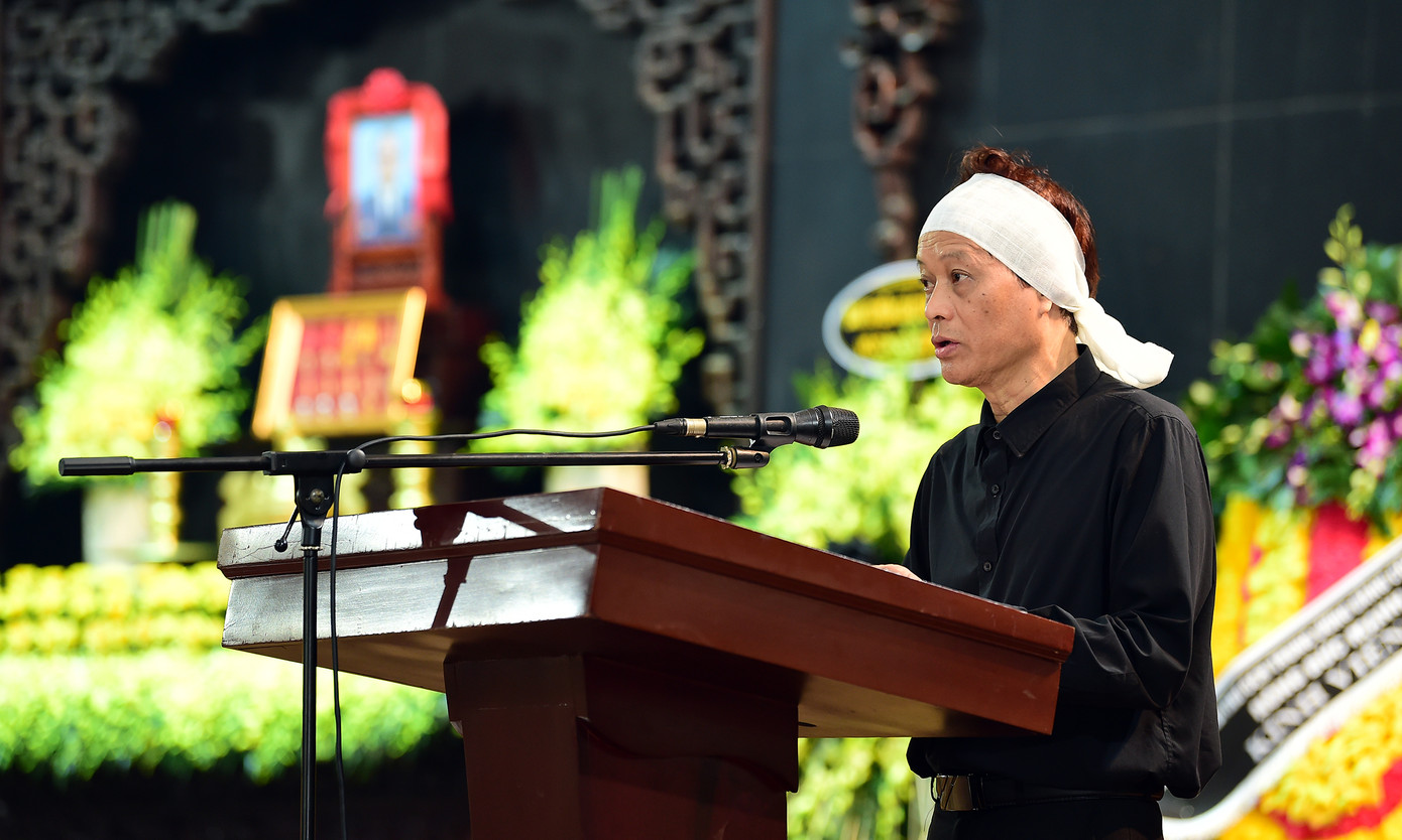 Ông Đặng Quốc Trung, đại diện gia đình nói lời cảm tạ trong lễ truy điệu Thiếu tướng Đặng Quốc Bảo. Ông Đặng Quốc Trung, đại diện gia đình nói lời cảm tạ trong lễ truy điệu Thiếu tướng Đặng Quốc Bảo.