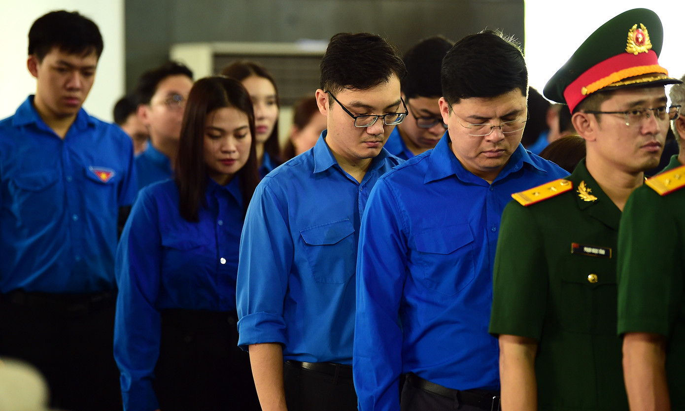 Các đại biểu và gia đình dành phút mặc niệm Thiếu tướng Đặng Quốc Bảo trong lễ truy điệu. Các đại biểu và gia đình dành phút mặc niệm Thiếu tướng Đặng Quốc Bảo trong lễ truy điệu.