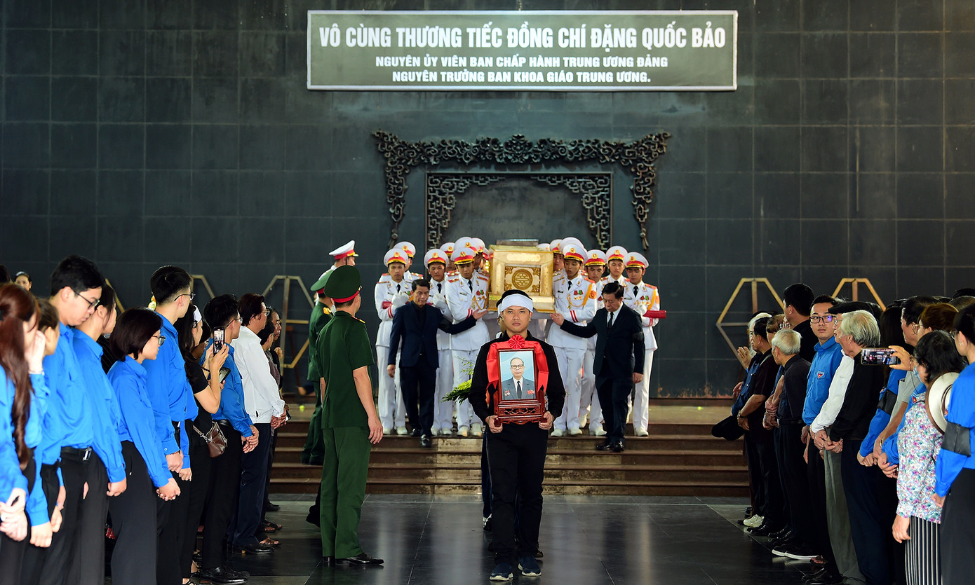 Lễ truy điệu và đưa tang vào hồi 8h30; an táng tại nghĩa trang Lạc Hồng Viên (Hoà Bình). Lễ truy điệu và đưa tang vào hồi 8h30; an táng tại nghĩa trang Lạc Hồng Viên (Hoà Bình).