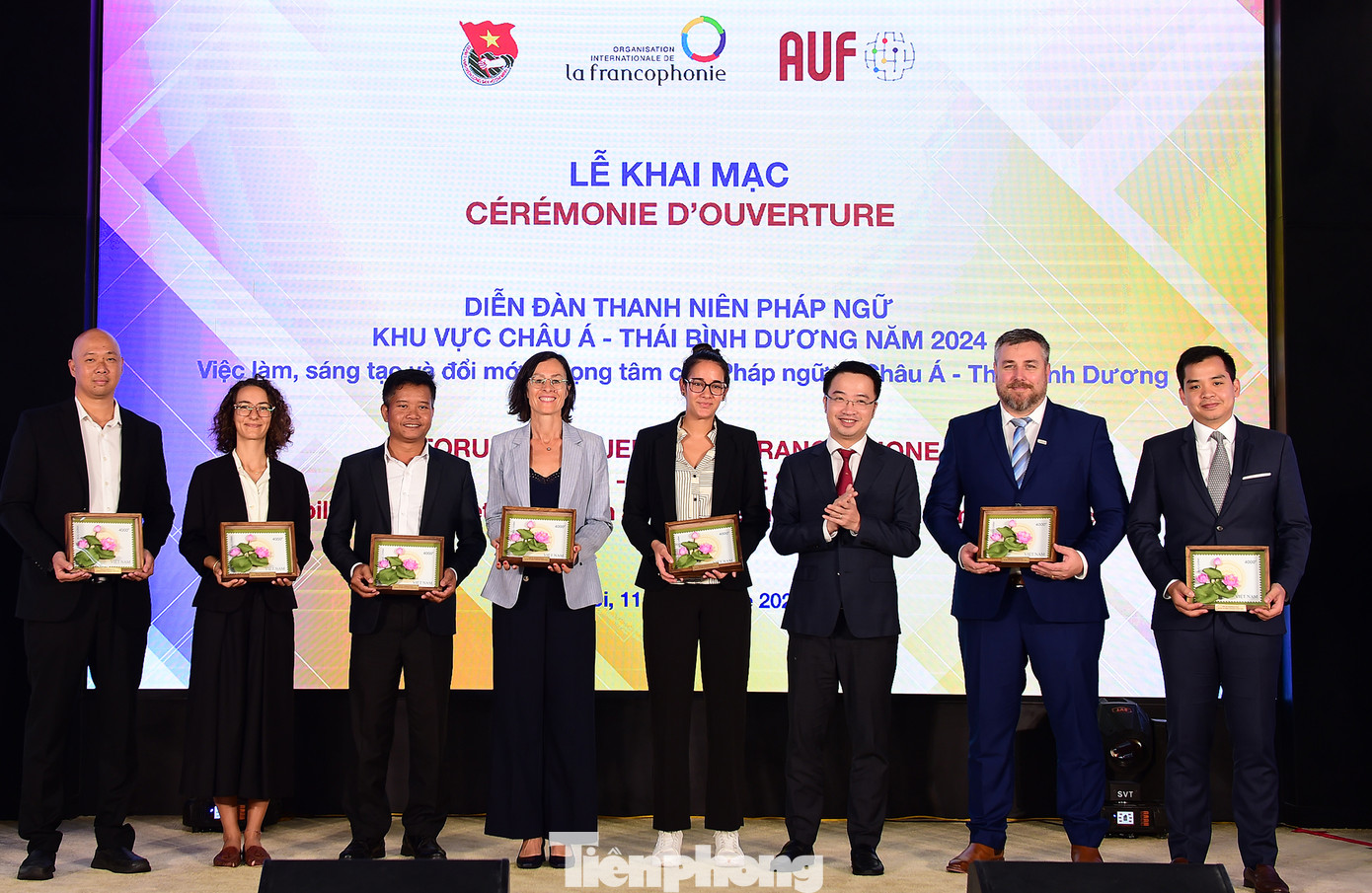 Anh Nguyễn Tường Lâm tặng quà các chuyên gia. Ảnh: Xuân Tùng