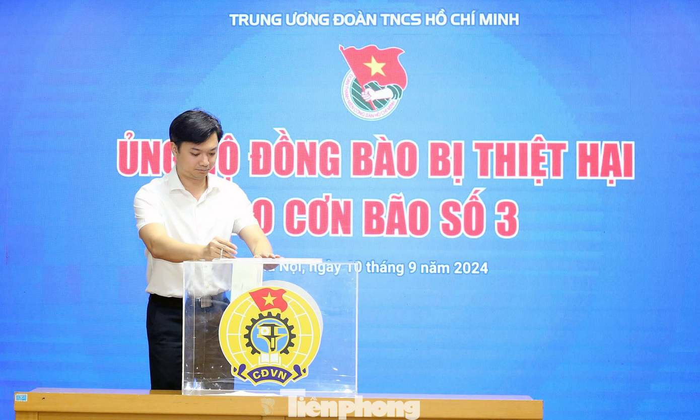 Anh Nguyễn Ngọc Lương, chị Nguyễn Phạm Duy Trang và anh Nguyễn Minh Triết quyên góp tại chương trình. Ảnh: Xuân Tùng