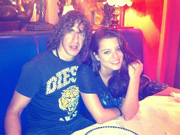 Adriana gần như ngồi hẳn vào lòng Puyol lúc chụp ảnh