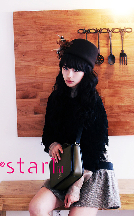 Dịu dàng nữ tính với xì tài váy xòe và tóc tết cùng khăn... Gợi cảm với quần short khoe chân thon... Đáng yêu nhưng vẫn cá tính với phong cách trang điểm tập trung vào đôi mắt... Năng động khi diện áo crop top với chân váy bút chì... Cổ điển gợi cảm với gam màu trầm.